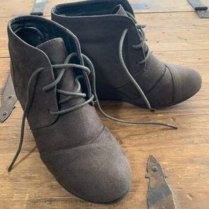 Dream Pair grey heeled dress bootie